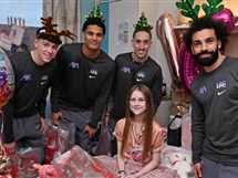 “هجوم من جديد” محمد صلاح يحتفل بالكريسماس ويوزع الهدايا في مستشفى ألدر هاي للأطفال في إنجلترا